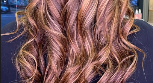 Cabelo com cachos feitos com babyliss