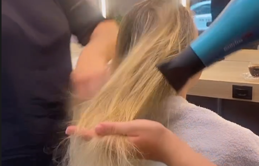 Mulher lavando o cabelo no salão