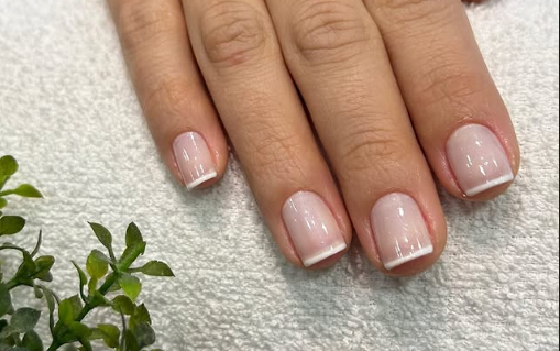 Mãos com unhas feitas